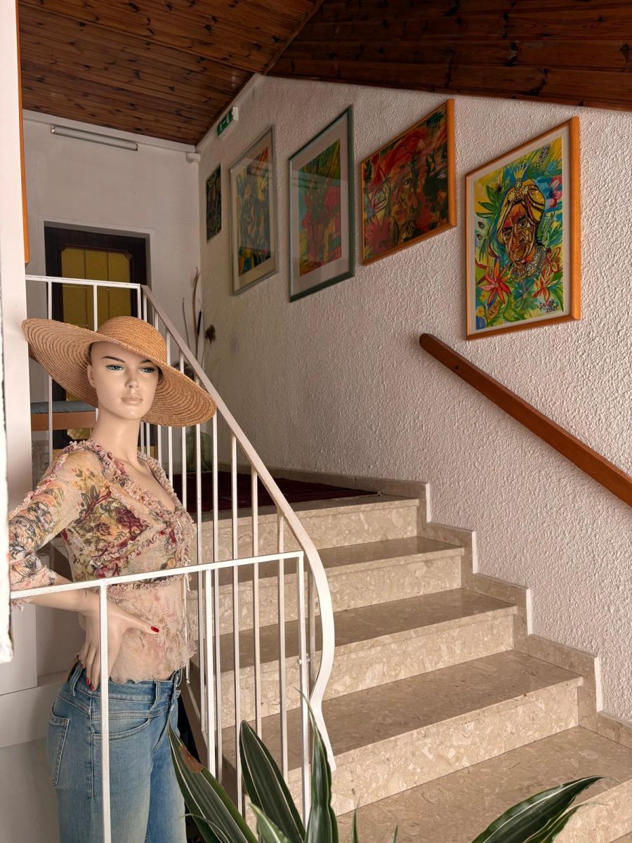 Blick die Marmorstiege im Haus Feuchtl hinauf – an der rechten Wand hängen mehrere großformatige, farbintensive Gouachen von Franz Feuchtl in dichter Reihung
