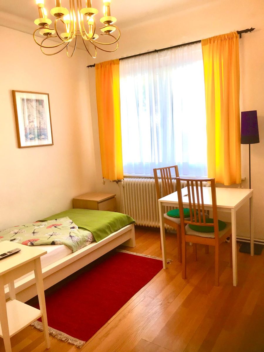 Zimmer im Haus Feuchtl – ein einzelnes gerahmtes Werk der Feuchtl Collection hängt neben dem Fenster im Tageslicht