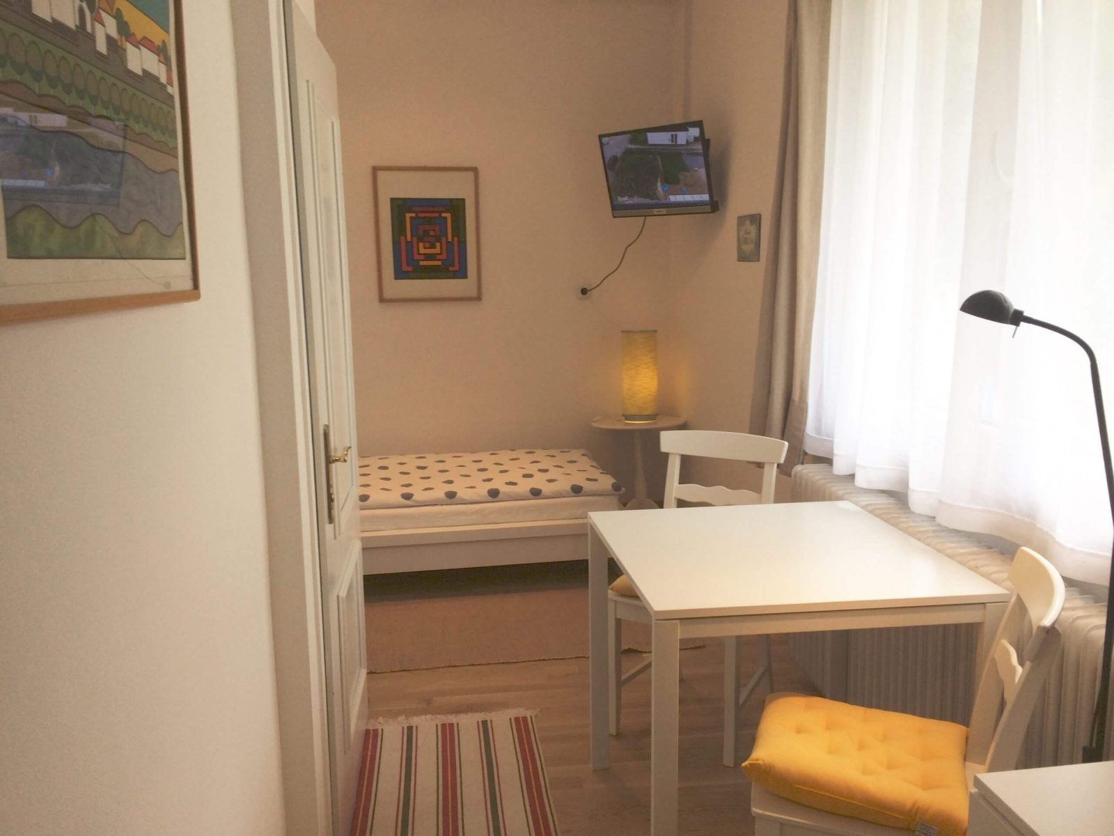 Blick durch die Tür in ein Zimmer des Hauses Feuchtl – mehrere gerahmte Werke der Feuchtl Collection sind über Eck an den Wänden gehängt
