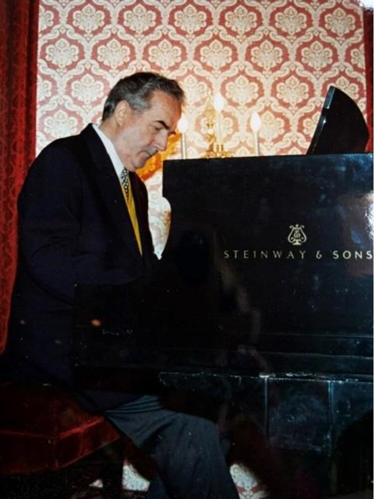 Hubert Rathgeber am Steinway-Konzertflügel